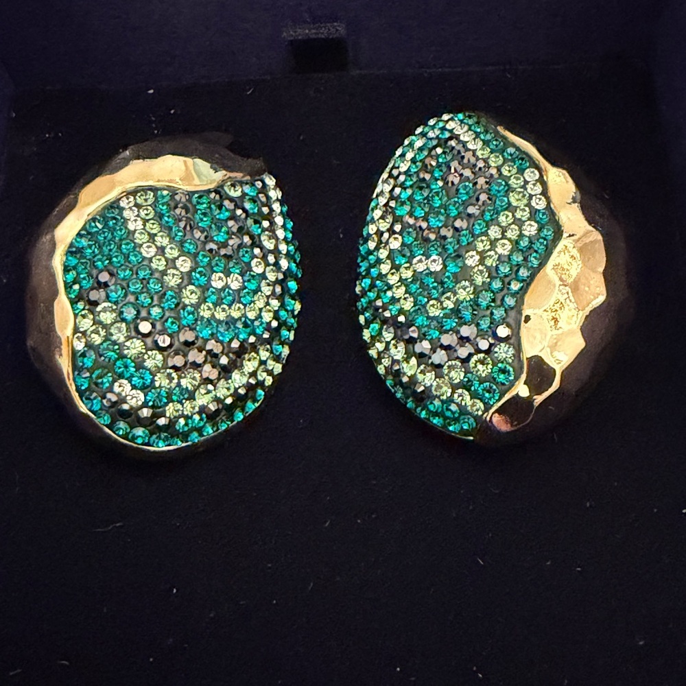 New SWAROVSKI  Elements Clip Earrings Green Gold-tone plated